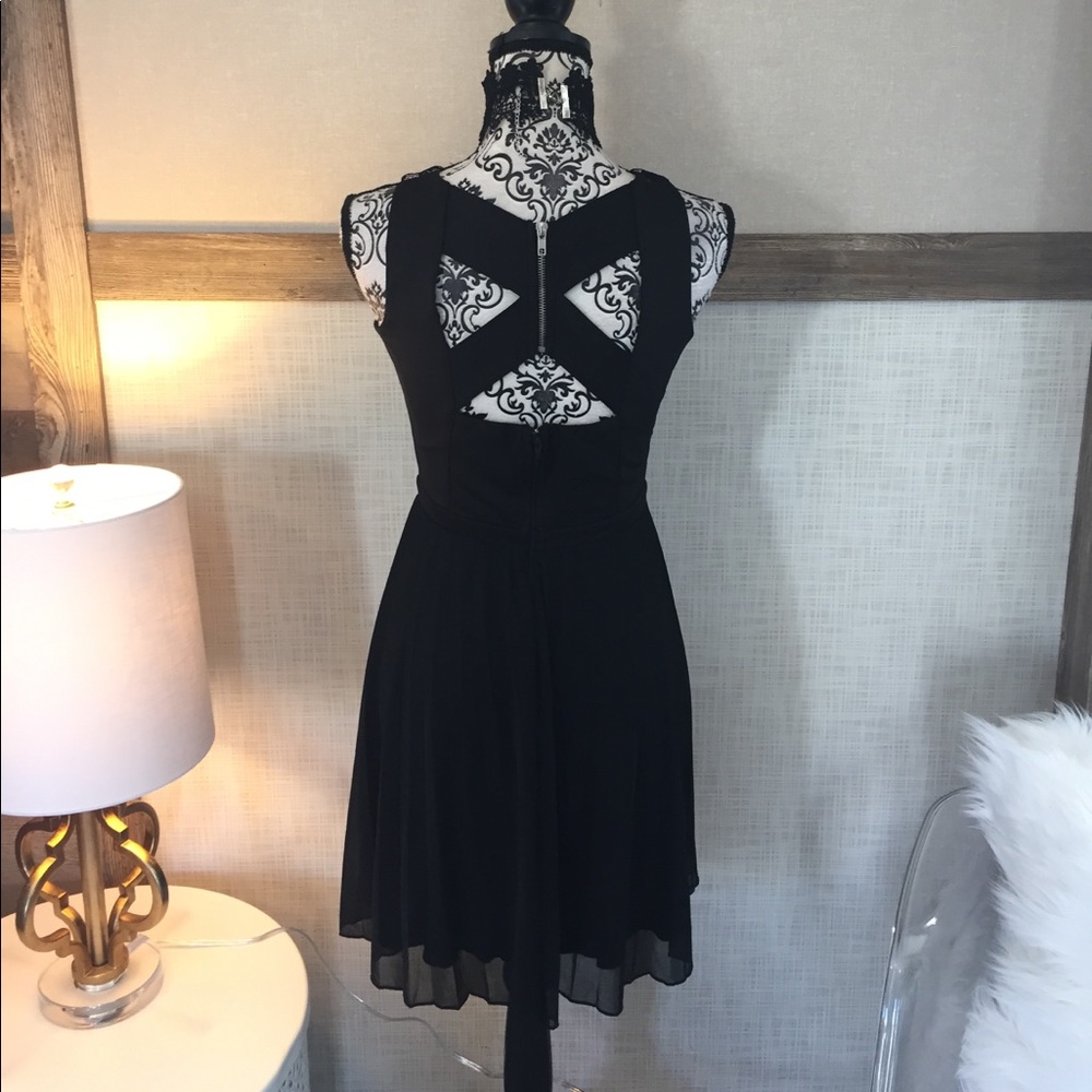 NWT Speechless Cutout Caged Back Pleated Dress - Picture 3 of 4